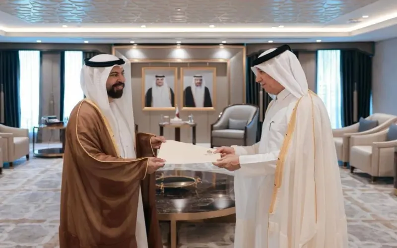 سفير الإمارات يقدّم نسخة من أوراق اعتماده إلى وزير الدولة للشؤون الخارجية في قطر