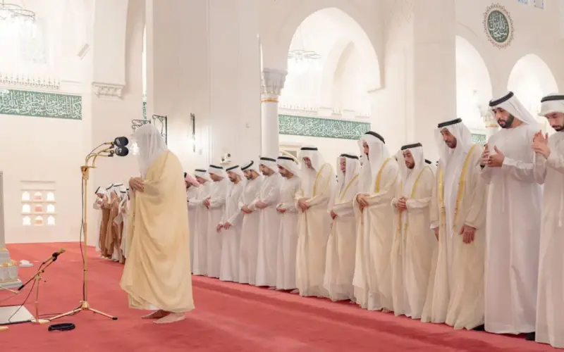 سلطان القاسمي يؤدي صلاة عيد الأضحى المبارك في مسجد الشارقة