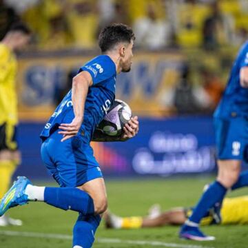 سيناريو جنوني.. الهلال يصعق النصر ورونالدو في الوقت القاتل ويؤجل حسم الدوري السعودي
                
                صعق الهلال نظيره النصر بهدف في الوقت القاتل ليؤجل تتويجه بلقب الدوري السعودي بشكل رسمي.
                الثلاثاء، 12 مايو 2026 – 23:16
