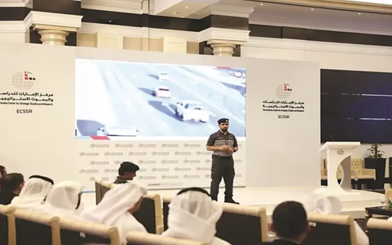 شرطة أبوظبي تقدم خدمات مرورية لموظفي «الإمارات للدراسات»