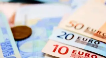 شهد سعر صرف اليورو في 7 مايو صعوداً حاداً في جميع المجالات، حيث وصل أعلى سعر بيع إلى 32248 دونغ فيتنامي/يورو.