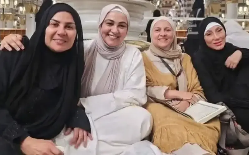 صور نجوم الفن والإعلام بملابس الإحرام تتصدر مواقع التواصل