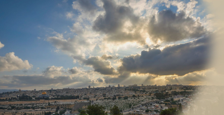 طقس فلسطين: انخفاض ملموس على درجات الحرارة اليوم مع أجواء غائمة وفرصة ضعيفة لأمطار خفيفة