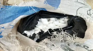 عاجل: الجمارك تحبط تهريب خطير – 470 كجم مادة سامة تهدد الحياة و54 ألف قرص مخدر في أرز وغسالات!