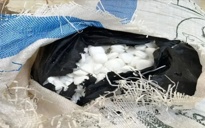 عاجل: الجمارك تحبط تهريب خطير – 470 كجم مادة سامة تهدد الحياة و54 ألف قرص مخدر في أرز وغسالات!