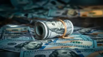 عاجل: الريال اليمني يصمد! أسعار الصرف تتوقف عند 1558 ريال للدولار في عدن والمحافظات المحررة مساء الإثنين – هل بدأت مرحلة الاستقرار؟
