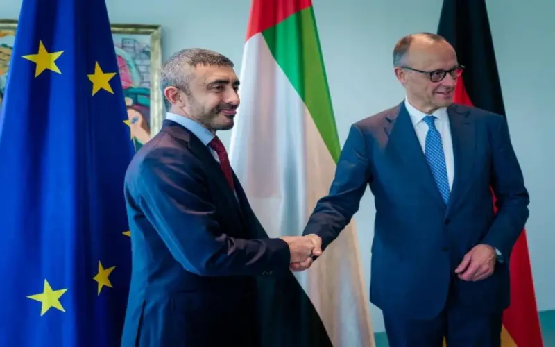 عبدالله بن زايد يلتقي المستشار الألماني في برلين