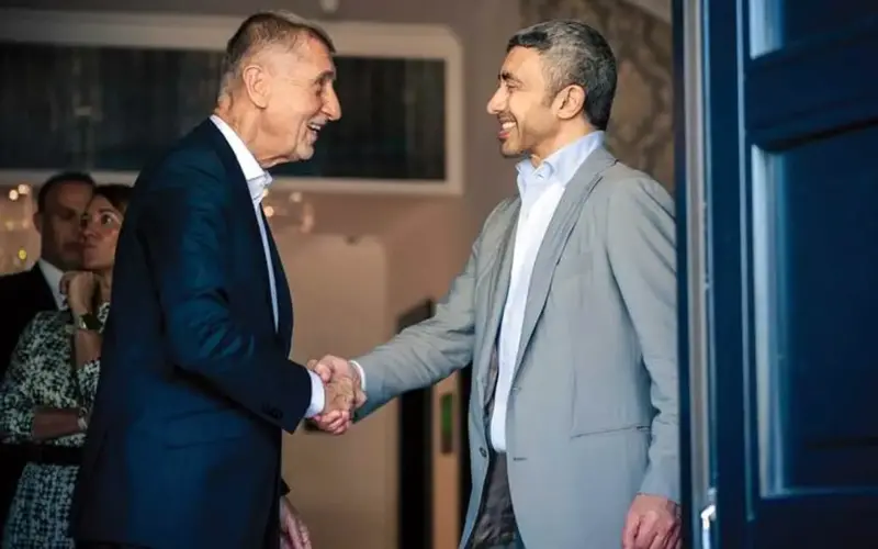 عبدالله بن زايد يلتقي رئيس وزراء التشيك في براغ