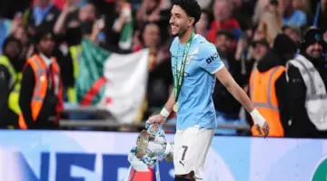 عمر مرموش على مقاعد بدلاء مانشستر سيتي أمام إيفرتون في الدوري الإنجليزي