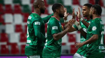 في غياب كوكا.. الاتفاق يفوز على الخليج بخماسية                                 حقق الاتفاق فوزا عريضا على الخليج في الدوري السعودي للمحترفين.                السبت، 09 مايو 2026 – 22:51