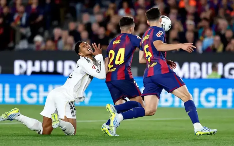 لجنة الحكام توضح مدى صحة قرار عدم احتساب ركلة جزاء لـ ريال مدريد أمام برشلونة