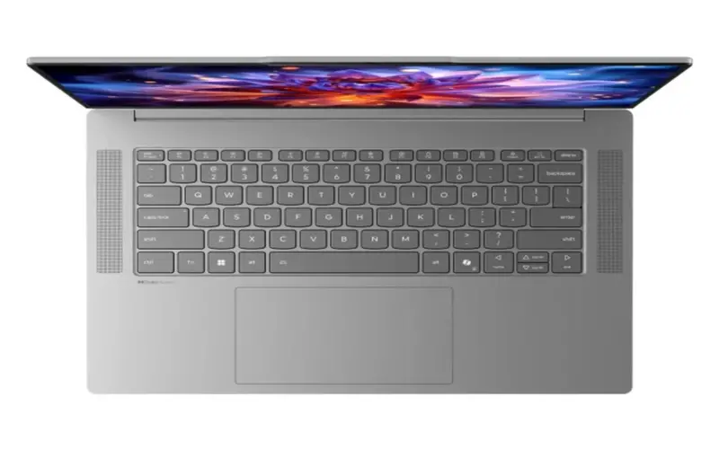 لينوفو تطلق حاسوبا محمولا خفيف الوزن بحجم 15 بوصة عالميا بشاشة 120 Hz ومعالج إنتل Wildcat Lake