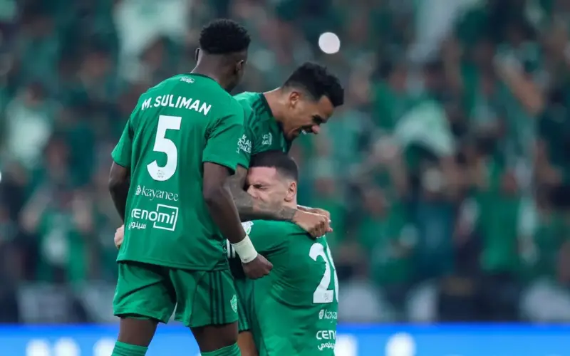 ما القنوات الناقلة لمباراة الأهلي والتعاون في دوري روشن السعودي 2025-2026؟ وكيف تشاهدها عبر الإنترنت؟
