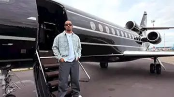 محمد رمضان يتعرض لموقف مفاجئ بعد نزوله من الطائرة.. ماذا قال لـ عمرو أ