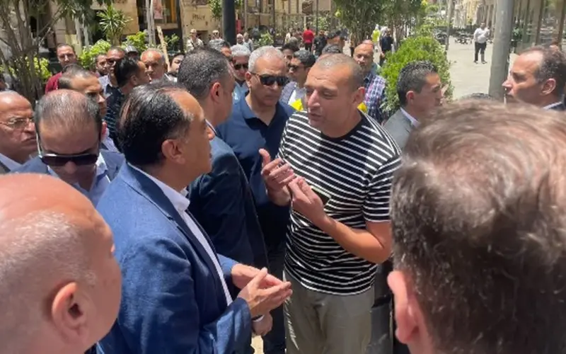 مدبولي يطمئن أحد مستاجري الإيجار القديم بوسط القاهرة.. ماذا قال