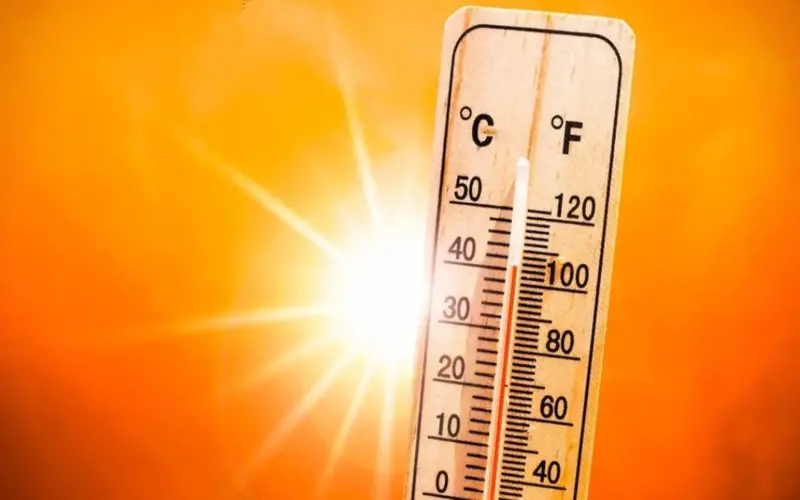 مسؤول يكشف سبب ارتفاع درجة الحرارة بالمغرب ويحذر المواطنين