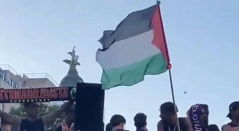 «ملثما بالوشاح».. لامين يامال يتجاهل الانتقادات ويشعل منصات التواصل بعلم فلسطين