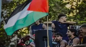 يامال يرفع علم فلسطين في احتفالات برشلونة بالدوري الإسباني