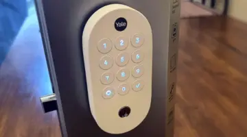 يعد Yale Smart Lock الجديد المتوافق مع Google بداية رائعة لأمنك. هذا هو السبب