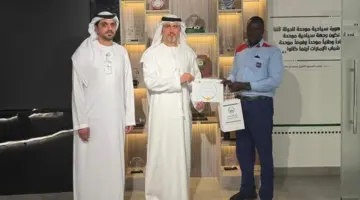 «الشرطة السياحية» تكرّم سائقاً لأمانته في تسليم 10 آلاف درهم إلى سائح