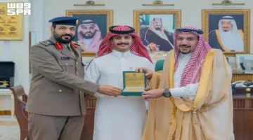 أمير القصيم يكرم مواطنًا أبعد مركبة مشتعلة حفاظًا على الأرواح والممتلكات