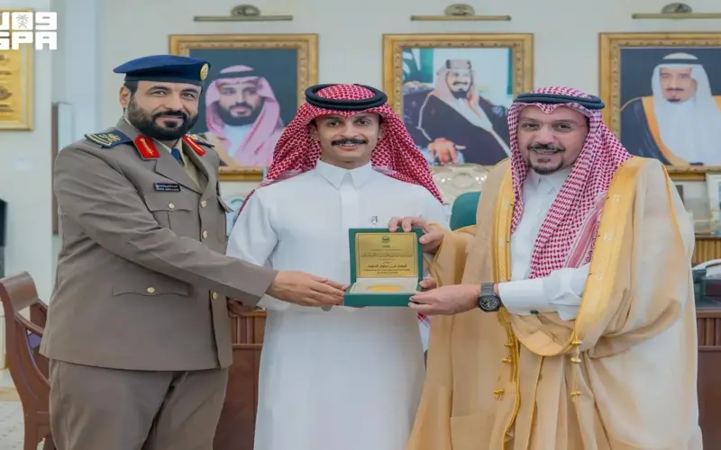 أمير القصيم يكرم مواطنًا أبعد مركبة مشتعلة حفاظًا على الأرواح والممتلكات