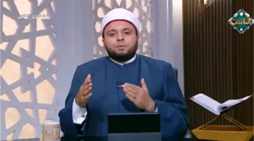 أمين الفتوى بـ«الإفتاء»: لا حرج في متابعة الآيات بالمصحف أو الهاتف خلال الصلاة
