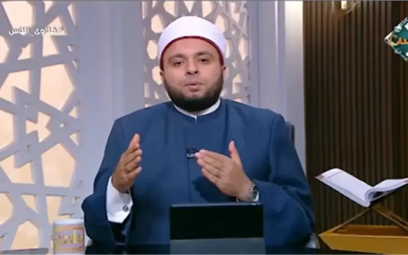 أمين الفتوى بـ«الإفتاء»: لا حرج في متابعة الآيات بالمصحف أو الهاتف خلال الصلاة
