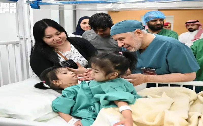 إنفاذًا لتوجيهات خادم الحرمين الشريفين وسمو ولي العهد.. بدء عملية فصل التوأم الملتصق الفلبيني “أوليفيا وجيانا”