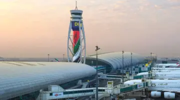 برج المراقبة بمطار دبي الدولي يتوشّح بعلم الإمارات