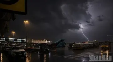 تؤثر العواصف الرعدية الشديدة وهبات الرياح التي تصل إلى المستوى 9 على عمليات الطيران في مطار نوي باي.