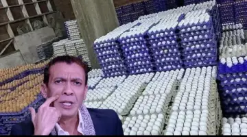 تاجر بيض يتحدي المستهلكين بعد تراجع الطلب