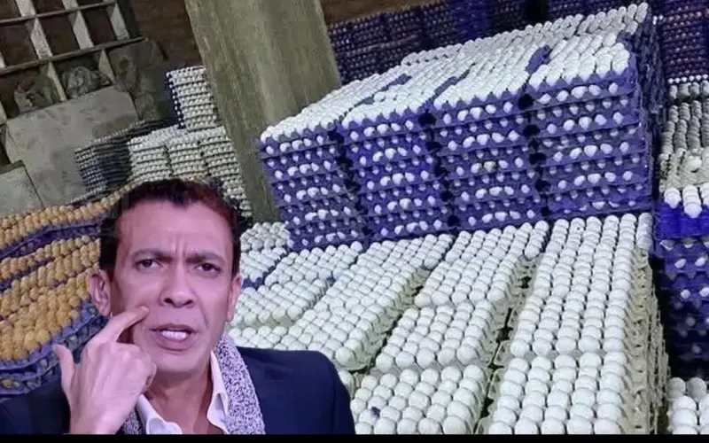 تاجر بيض يتحدي المستهلكين بعد تراجع الطلب
