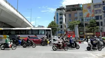 تشهد شمال فيتنام حرارة شديدة تصل إلى 39 درجة مئوية، بينما يواجه بحر الشرق رياحاً عاصفة قادمة من المحيط الهادئ.