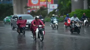 توقعات الطقس ليوم 17 يونيو: أمطار غزيرة في المناطق الجبلية بشمال فيتنام، مع تحذيرات من فيضانات مفاجئة وانهيارات أرضية.