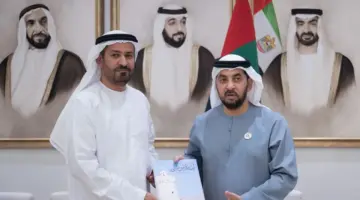حمدان بن زايد يتسلم دليل المواضع والأماكن الجغرافية لأبوظبي
