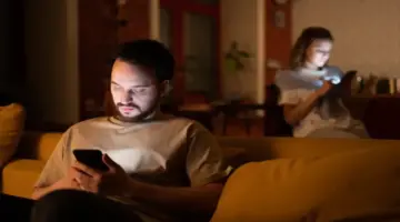 حين يصبح الهاتف ملاذا نفسيا.. كيف تتآكل العلاقة الزوجية؟