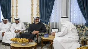 خالد بن محمد بن زايد يُقدِّم واجب العزاء في وفاة فاطمة هلال راشد المزروعي