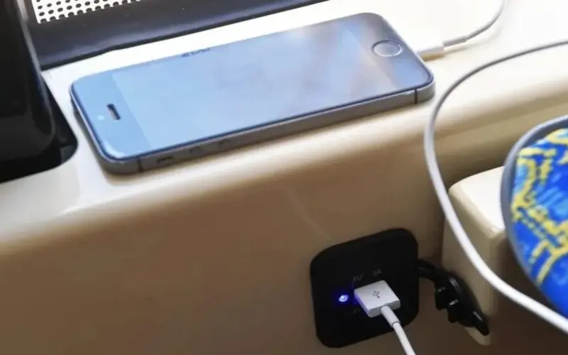 خبير روسي يكشف خطوات فورية للتعامل مع اشتعال بطارية الهاتف أو الشاحن المحمول