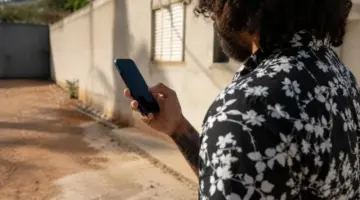 خدعة صوت الأم.. غوغل تطلق درعاً ذكياً لكشف المكالمات المزيفة