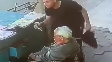 شاب عديم الأخلاق مشفش تربية…غضب على مواقع التواصل الإجتماعي بعد تداول فيديو الرجل المسن