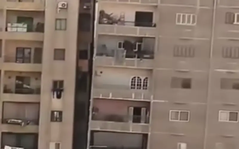 عقارات مايلة كارثة جديدة في كفر طهرمس بعد كارثة البرجين المائلين