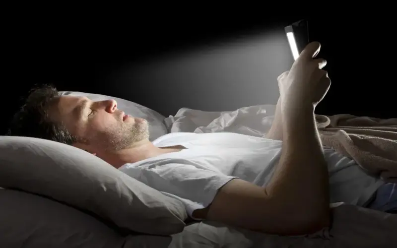 “عمى الهاتف الذكي العابر”.. حالة مؤقتة قد تصيب مستخدمي الهواتف قبل النوم