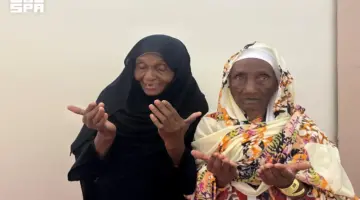 قصة بر تهز المشاعر.. سودانية سبعينية ترافق والدتها التسعينية في الحج | منوعات