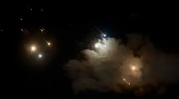 قصف جوي عنيف من إيران على القواعد الأمريكية في الكويت والبحرين
