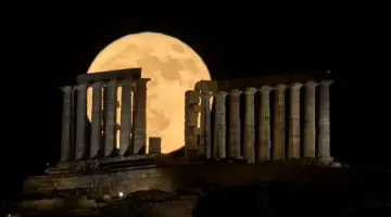 قمر الفراولة يشرق الليلة وليس بلون الفراولة
