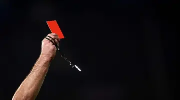 كم لاعبًا عربيًا تلقّى بطاقة حمراء في كأس العالم؟