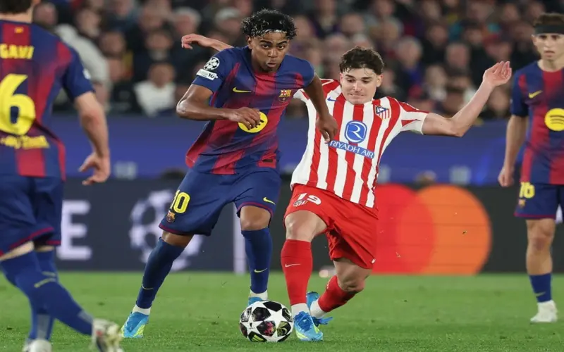 ماذا يحتاج برشلونة للتتويج بالدوري الإسباني بعد تعادل ريال مدريد؟