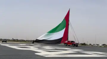 مواطن يخالف توقعات الذكاء الاصطناعي بتحويل أكبر سارية لعَلَم الإمارات إلى رقم قياسي في «غينيس»
