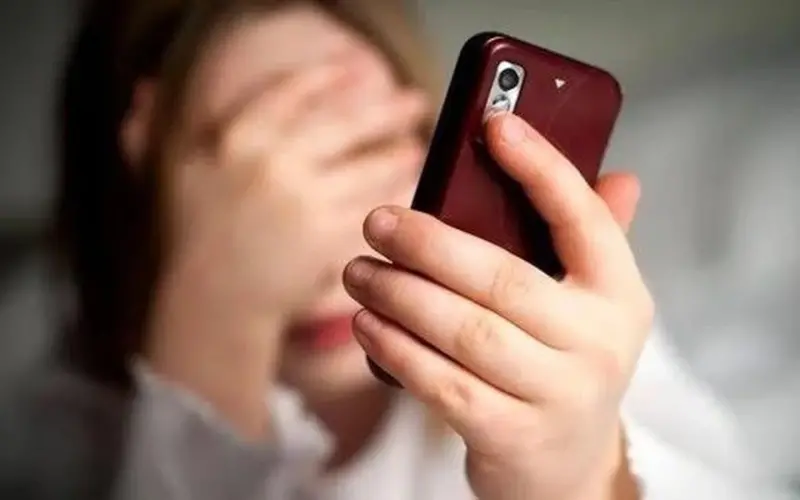 موظفة تتهم زميلها بنشر فيديو غير أخلاقي يجمعهما معا على موقع إباحي